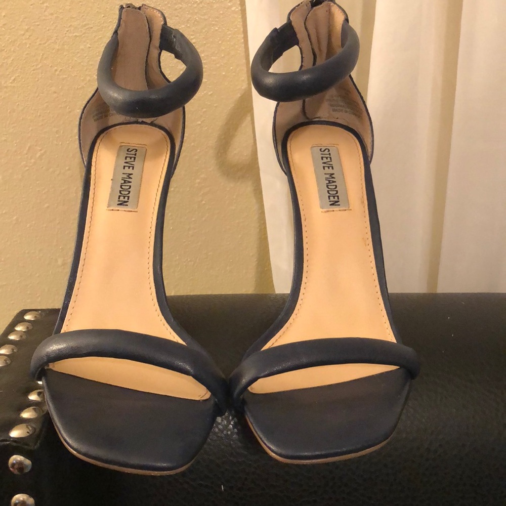 STEVE MADDEN SIZE 8 NAVY BLUE HEELS
